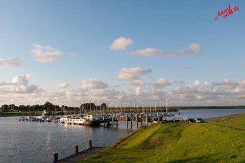 Blick vom neuen Deich auf den Hafen Greetsiel