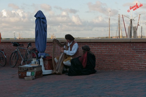 Greetsieler Hafen - der Ha(r)fenspieler und seine Muse