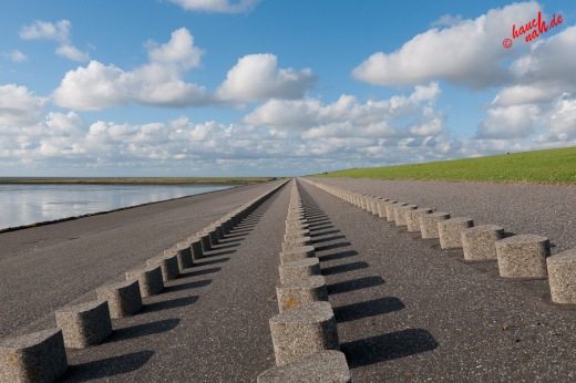 Richtung Norden und dann immer geradeaus - Wellenbrecher am Strand von Upleward