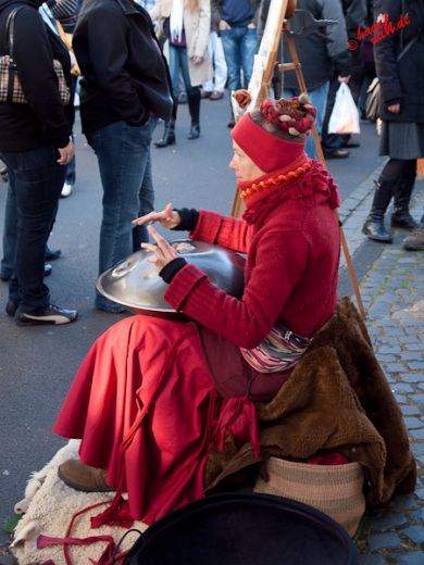 Aiyana Kanti spielt auf der Hang - entspannend spirituelle Sphärenklänge /Foto: Stefan Schmidt
