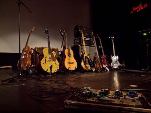 Erdmöbel-Bühnenbild mit Gitarren und Bässen - 09.12.2011 /Foto: Stefan Schmidt