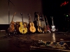 Erdmöbel-Bühnenbild mit Gitarren und Bässen - 09.12.2011 /Foto: Stefan Schmidt