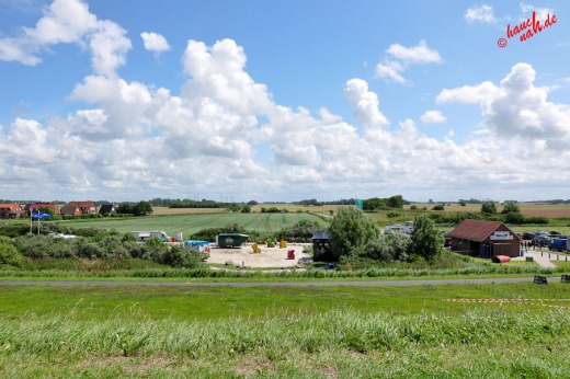 Blick von der Deichkrone auf den Trockenstrand bei Upleward