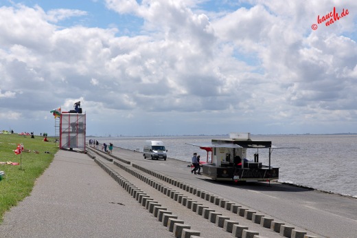 Schlickschlittenrennen 2012 - Strandblick gen Campen, Aufbau von Bühne und Catering