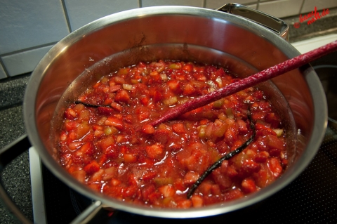 Erdbeer-Rhabarber-Vanille-Marmelade - Aufkochen Erdbeer-Rhabarber-Vanille-Marmelade - Aufkochen