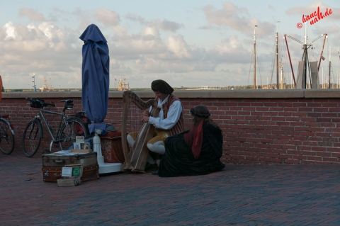 Greetsieler Hafen - der Ha(r)fenspieler und seine Muse Greetsieler Hafen - der Ha(r)fenspieler und seine Muse