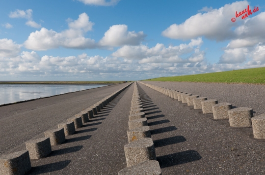 Richtung Norden und dann immer geradeaus - Wellenbrecher am Strand von Upleward Richtung Norden und dann immer geradeaus - Wellenbrecher am Strand von Upleward