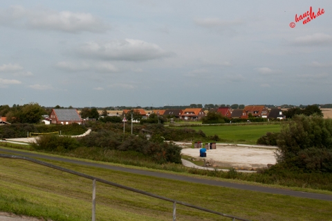 Trockenstrand bei Upleward - Sonnen und Beachvolleyball spielen im Windschatten des Deiches Trockenstrand bei Upleward - Sonnen und Beachvolleyball spielen im Windschatten des Deiches