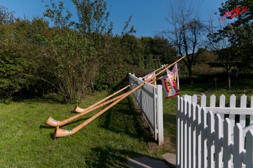 An den Zaun gelehnt - Alphornbläsertreffen Bergisches Land 2011 An den Zaun gelehnt - Alphornbläsertreffen Bergisches Land 2011