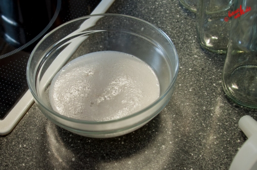 Holunderblütensirup - Schaum abschöpfen Holunderblütensirup - Schaum abschöpfen