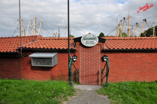 Greetsiel: Eingang zum Hafenkieker - Wer geht schon durch Wände? Greetsiel: Eingang zum Hafenkieker - Wer geht schon durch Wände?