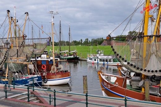 Greetsiel: Blick vom Hafenkieker auf den Hafen Greetsiel: Blick vom Hafenkieker auf den Hafen