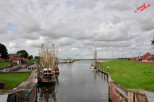 Greetsiel: Brückenblick auf die Krabbenkutterflotte im Hafen Greetsiel: Brückenblick auf die Krabbenkutterflotte im Hafen
