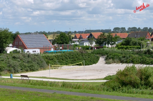 Blick von der Deichkrone auf den Beachvolleyballplatz (Trockenstrand) bei Upleward Blick von der Deichkrone auf den Beachvolleyballplatz (Trockenstrand) bei Upleward