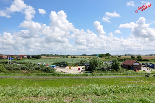 Blick von der Deichkrone auf den Trockenstrand bei Upleward Blick von der Deichkrone auf den Trockenstrand bei Upleward