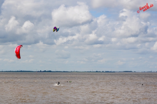 Immer im Wind - Kitesurfer beim Trockenstrand Upleward Immer im Wind - Kitesurfer beim Trockenstrand Upleward