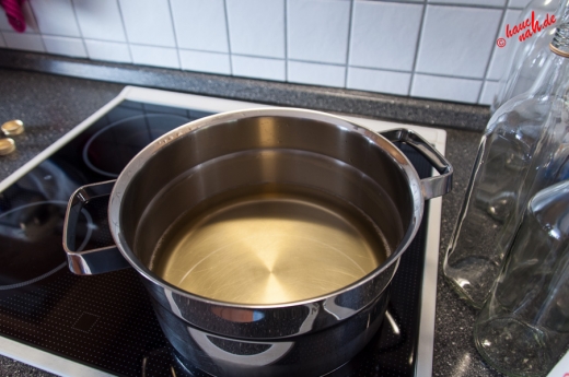Holunderblütensirup - Gefilterter Ansatz aus Holunderblüten, Wasser und Zitronenscheiben Holunderblütensirup - Gefilterter Ansatz aus Holunderblüten, Wasser und Zitronenscheiben