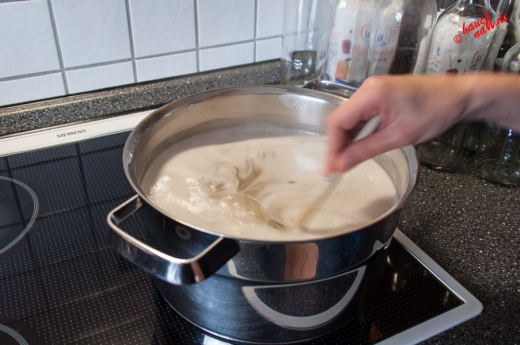 Holunderblütensirup - Aufkochen, bis es schäumt Holunderblütensirup - Aufkochen, bis es schäumt