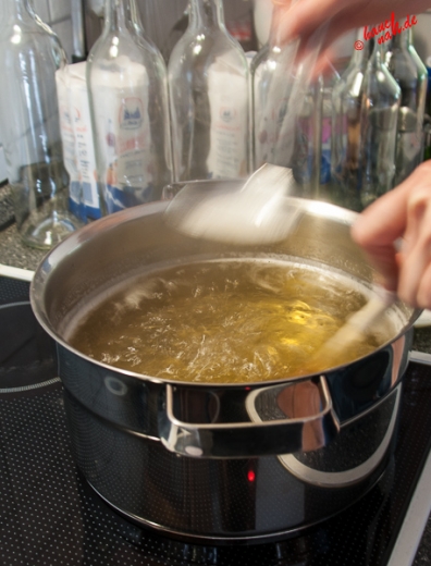 Holunderblütensirup - Schaum abschöpfen Holunderblütensirup - Schaum abschöpfen