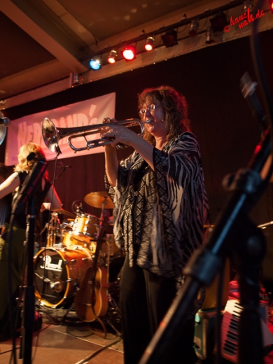 Pamela Flemings gefühlvolles Trompetenspiel: Hazmat Modine im Herbrand's Köln - 28.05.2013 /Foto: Stefan Schmidt Pamela Flemings gefühlvolles Trompetenspiel: Hazmat Modine im Herbrand's Köln - 28.05.2013 /Foto: Stefan Schmidt