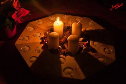 Licht in der dunklen Jahreszeit - Adventskranz + Adventskalender = Adventskranzkalender