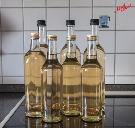 Das Ergebnis - Holunderblütensirup in Flaschen abgefüllt